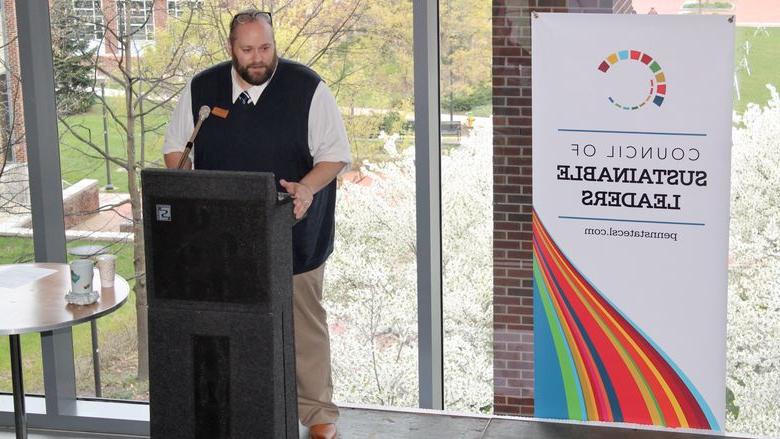 SI Associate Director for Student 参与ment Doug Goldstein speaks at Student 可持续性 Awards